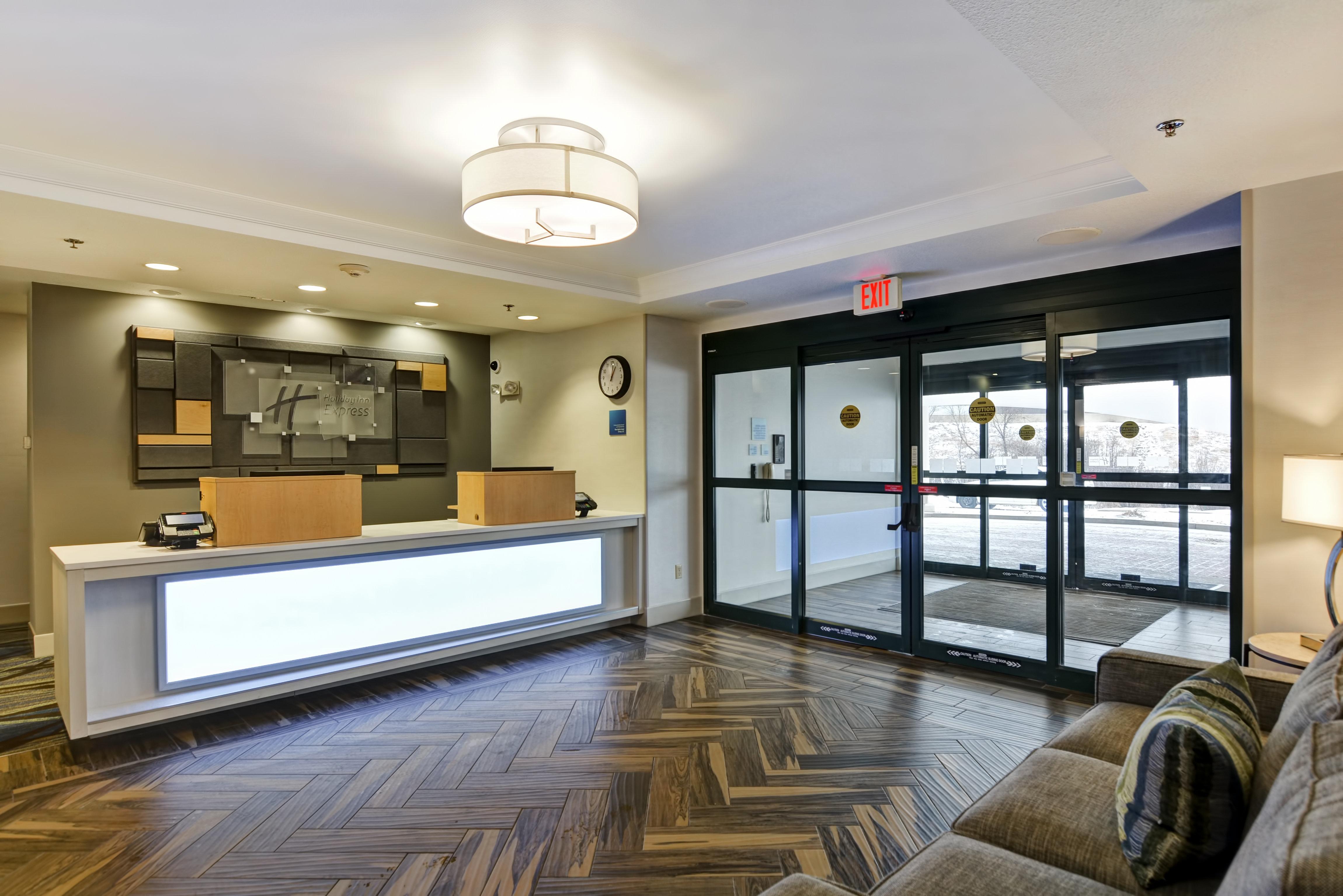 Holiday Inn Express Hotel & Suites Milwaukee-New Berlin By Ihg Buitenkant foto