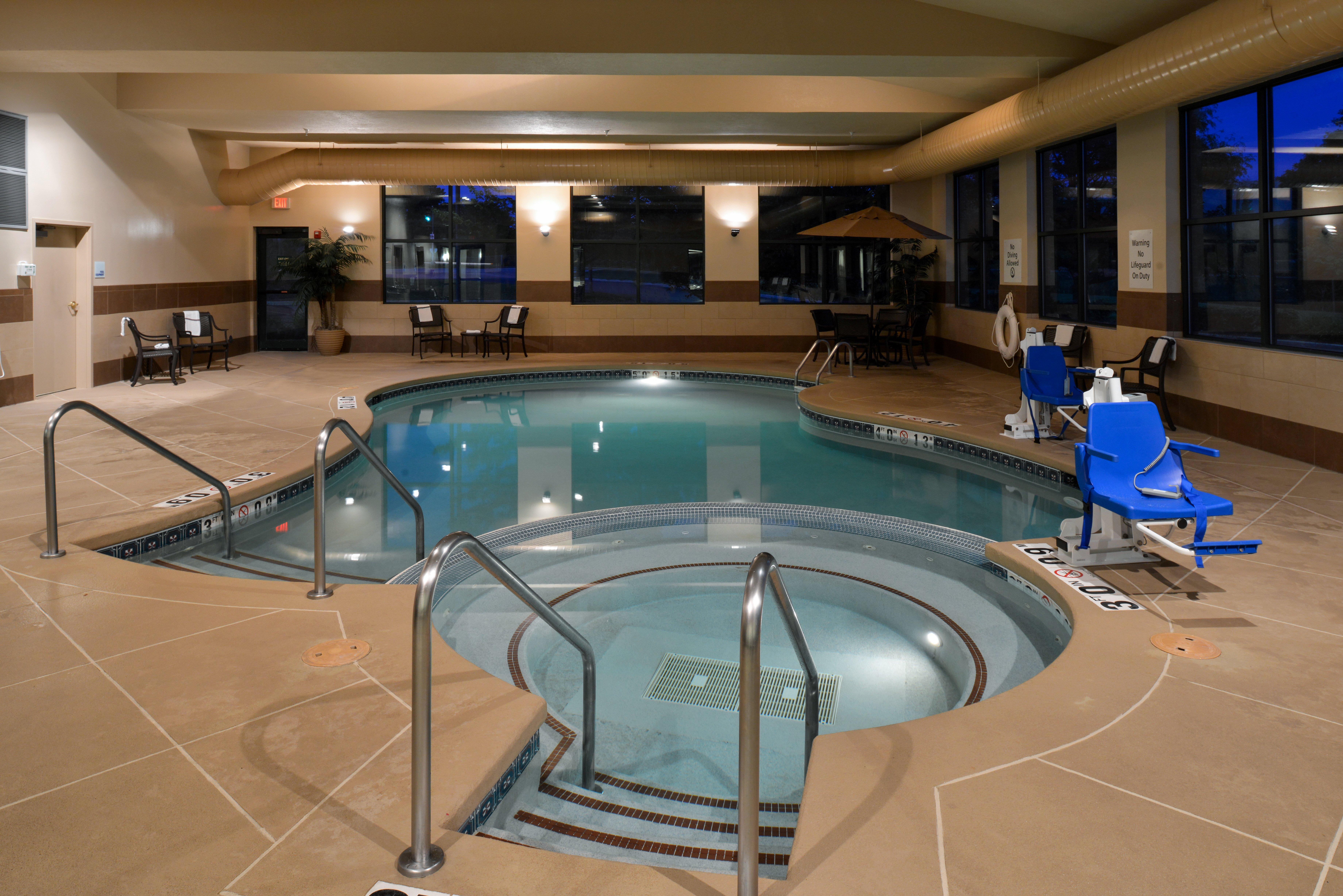 Holiday Inn Express Hotel & Suites Milwaukee-New Berlin By Ihg Buitenkant foto