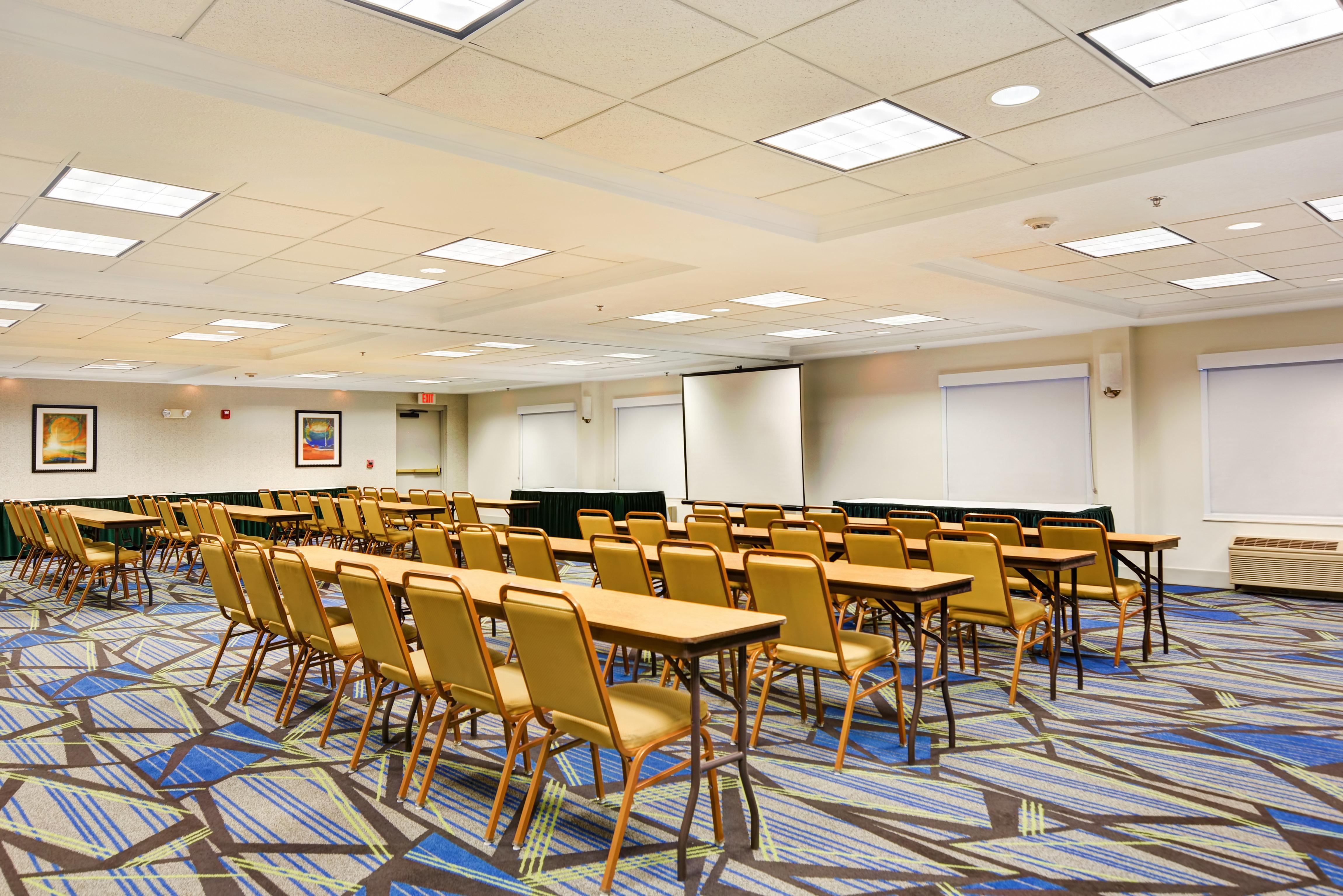 Holiday Inn Express Hotel & Suites Milwaukee-New Berlin By Ihg Buitenkant foto