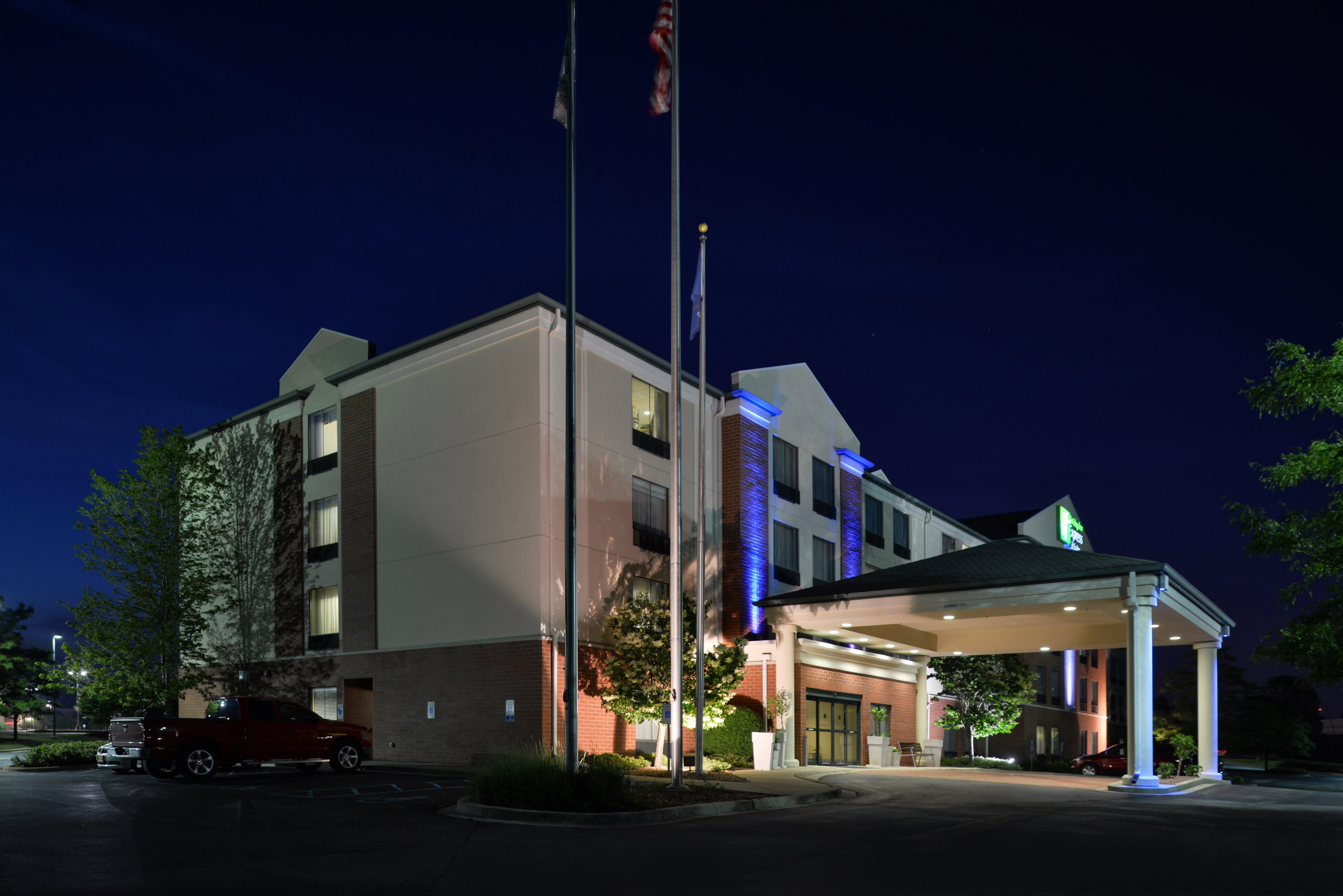 Holiday Inn Express Hotel & Suites Milwaukee-New Berlin By Ihg Buitenkant foto