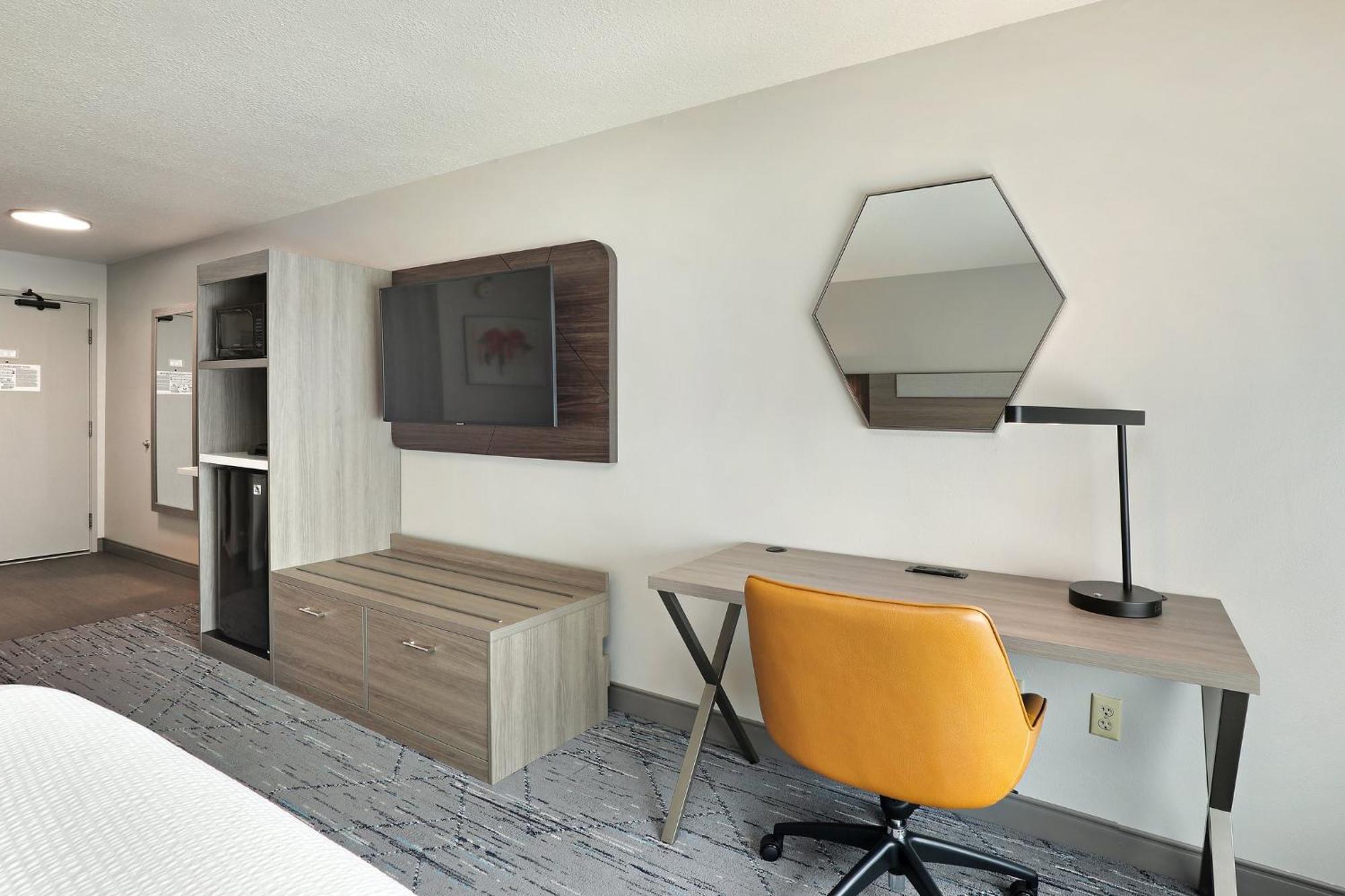 Holiday Inn Express Hotel & Suites Milwaukee-New Berlin By Ihg Buitenkant foto