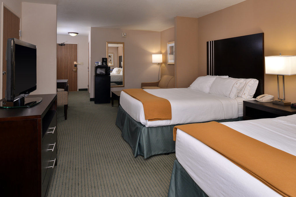 Holiday Inn Express Hotel & Suites Milwaukee-New Berlin By Ihg Buitenkant foto
